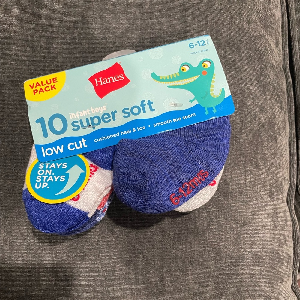 NWT: Hanes infant socks
